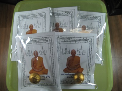 ลูกอมเมตตามหานิยม ปลุกเสกโดยหลวงพ่อสาคร วัดหนองกรับ จัดให้ 5 ลูก