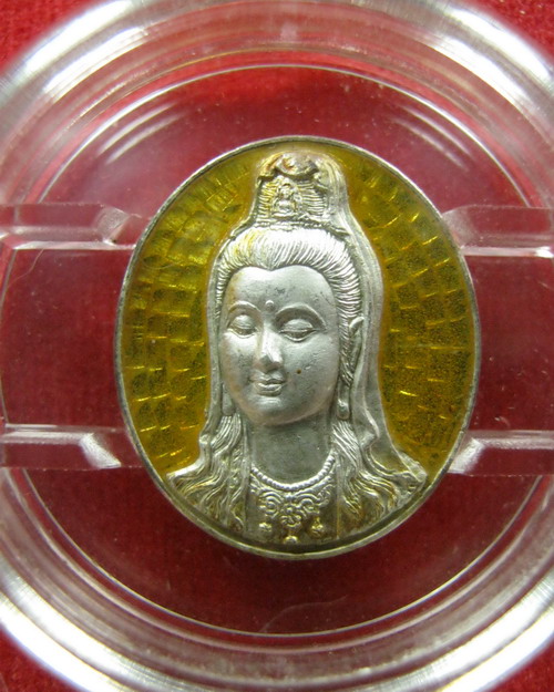 เหรียญเจ้าแม่กวนอิม รุ่นสัมฤทธิผลเนื้อเงินลงยา ปี2544