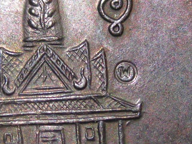 เหรียญหลวงปู่คำพันธ์ ฉลองหลักเมืองนครพนม