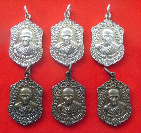 1@@@เสมาจิ่วปี52 หลวงพ่อสิน เนื้ออาปาก้า + ทองแดง อย่างละ 3 เหรียญ เคาะเดียว