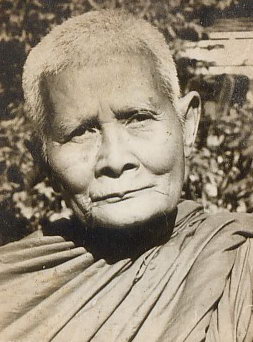 เหรียญหลวงปู่แหวน รุ่นรักษาดินแดนไทย เนื้อทองแดง จัดสร้างเมื่อปี พ.ศ.๒๕๒๐ (เหรียญที่1)