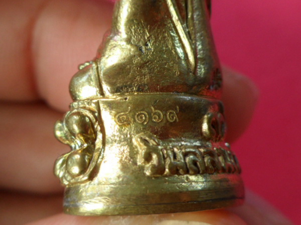พระกริ่ง+พระชัยวัฒน์เนื้อทองทิพย์ รุ่นเจริญพร ปี2554 หลวงพ่อเพี้ยน วัดเกริ่นกฐิน จ.ลพบุรี มีโค๊ดและร