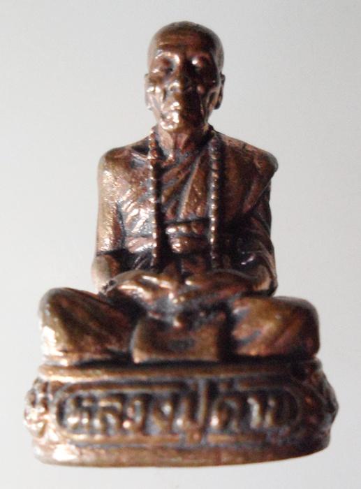 รูปเหมือนหลวงปู่คำบุ วัดกุดชมภู จ.อุบลราชธานี รุ่นสรงน้ำ 52 ฐานอุดผงจีวร , เกศา , ชานหมาก