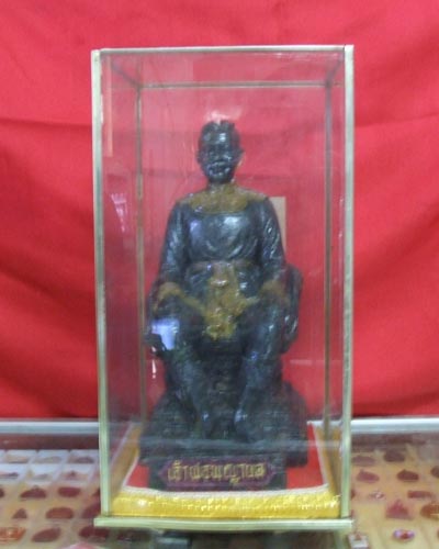 พระบูชาเจ้าพ่อพระยาแล ขนาดกว้าง 6 นิ้ว ยาว 7 นิ้ว สูง 12 นิ้ว ปี 2538 มีกรอบแก้ว