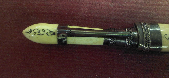 มีดหมอปากกา กระดูกแกะ ใบมีด 2.5 นิ้ว รุ่นเพิ่มทรัพย์เพิ่มสุข หลวงปู่หงษ์ วัดเพชรบุรี