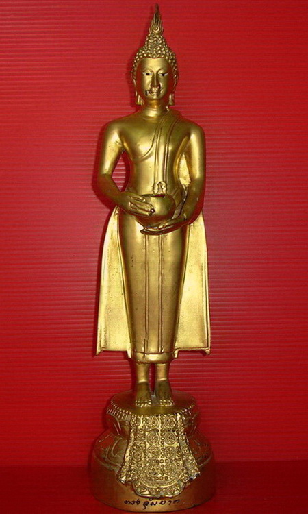 * พระบูชาปางอุ้มบาตร ( พระบูชาประจำวันพุธ ) วัดประสาทบุญญาวาส ปิดทองทั้งองค์สวยมากค่ะ *