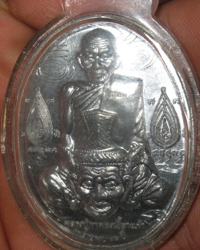 เหรียญเจริญลาภ หลวงปู่กาหลง เนื้อตะกั่วขอมโบราณพันปี โค้ดกรรมการ
