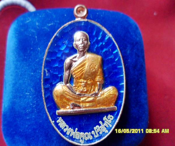 เหรียญย้อนยุค 19 เนื้อทองแดงลงยาสีน้ำเงิน หมายเลข 1377ออกวัดใหม่อัมพวัน สร้าง 2000 องค์