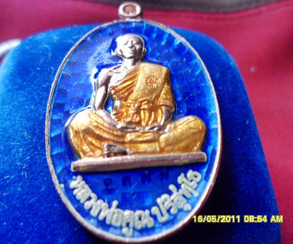 เหรียญย้อนยุค 19 เนื้อทองแดงลงยาสีน้ำเงิน หมายเลข 1377ออกวัดใหม่อัมพวัน สร้าง 2000 องค์