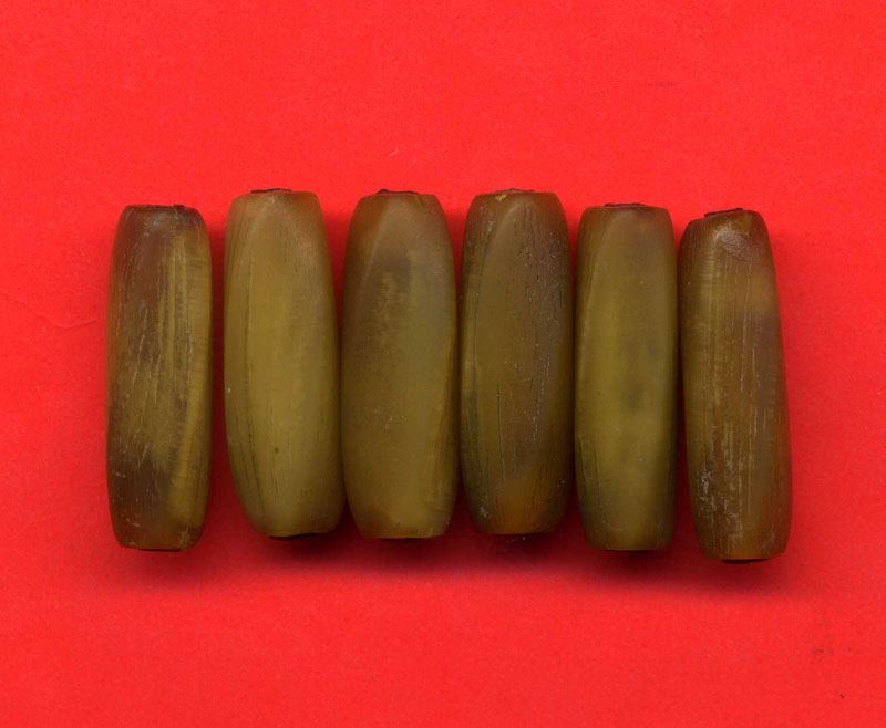 	งาแท้มี 6 ชิ้น มีฝังตะกรุดทุกชิ้นของเก่าแก่ที่บ้านหนูค่ะขนาดยาว 2 ซ.มทุกชิ้นค่ะ