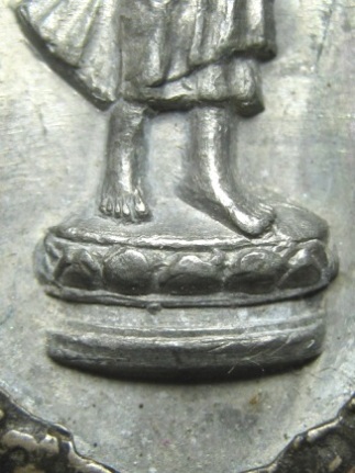 เหรียญพระลีลายี่สิบห้าพุทธศตวรรษ เนื้อชิน พิมพ์นิยม มีเข็ม มีเลี่ยมเดิม 