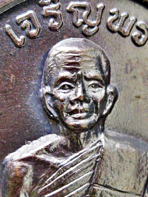 หลวงพ่อคูณ เหรียญเจริญพรบนเต็มองค์ เนื้อทองแดง บล็อคนวะครับ 