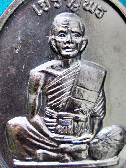 หลวงพ่อคูณ เหรียญเจริญพรบนเต็มองค์ เนื้อทองแดง บล็อคนวะครับ 