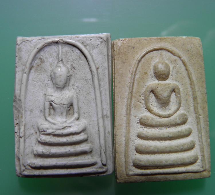 พระสมเด็จเนื้อผงเก่าๆฐาน 3 ชั้น จำนวน 2 องค์  เนื้อสวย ไม่ทราบที่