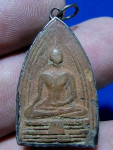 พระนั่งมารวิชัย เนื้อดิน มีเลี่ยมเงินเก่า หลังยันต์ สภาพสวยไม่ทราบที่ 