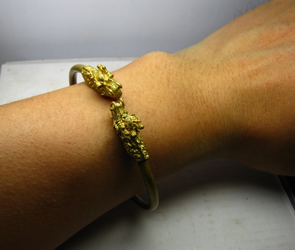 กำไลข้อมือ มังกร ทองเหลือง น่าเกรงขาม 80 ฿ รวมส่ง