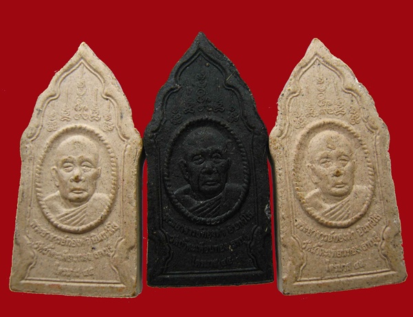 พระผง มา 3 องค์ มีฝังเหรียญด้านใน พร้อมซอง ไม่ทราบออกที่ไหน 150 ฿ รวมส่ง