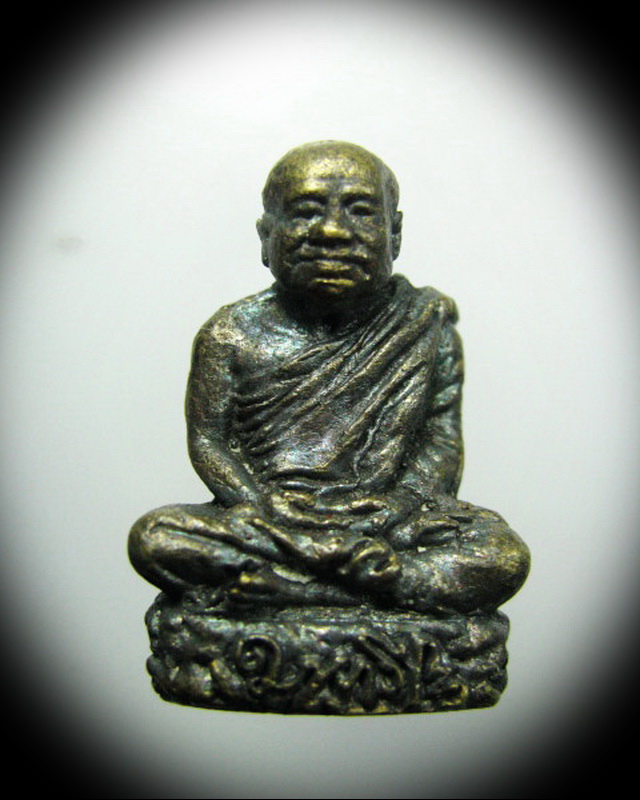 รูปหล่ิอฐานภูเขา รุ่นเมตตา-บารมี หลวงปู่ศรี มหาวีโร หมายเลข ๖๖๖