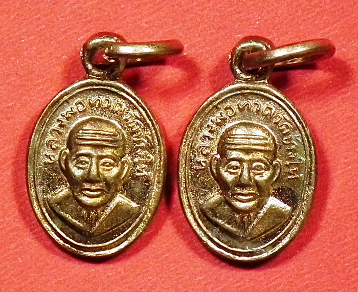 เหรียญเม็ดแตงหลวงพ่อทวด พระอาจารย์นอง วัดทรายขาว สร้างปี ๒๕๔๐ เนื้อทองแดง 2 องค์ เคาะเดียวครับ (2)