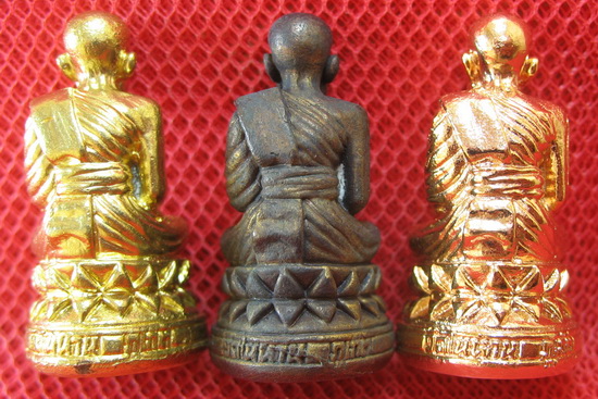 หลวงปู่ทวด พิมพ์บัวรอบ 3 องค์ เนื้อเปียกทอง เนื้อนวะ เนื้อสตางค์เเดง วัดในหาน จ.ภูเก็ต 