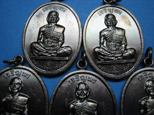 เจริญพรเต็มองค์ทองแดงบล็อกนวะหลังขีด#F1(พระส่งตรงตามรูปทุกชุดครับ)