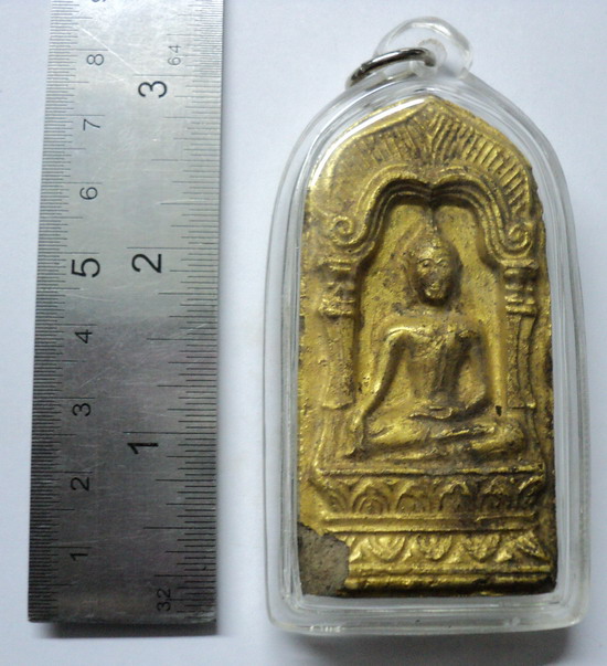 พระแท้  แต่เป็นพระทางเหนือ  ชำรุดตรง  ฐานล่าง  ดู  ก่อนครับ  หลังยันต์  เลี่ยมพลาสติกพร้อมใช้  