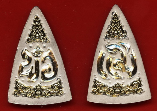 พระพุทธชินราช "เหรียญพ่อ - เหรียญแม่" เนื้อกะไหล่เงินหน้าทอง 2 เหรียญ + กล่องกำมะหยี่สวยงาม... 