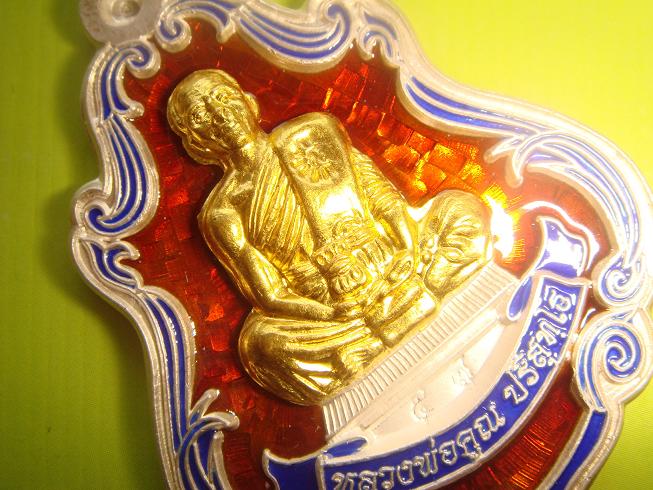 เหรียญปาดตาลรุ่นพุทธคูณสยามเนื้อเงินลงยานั่งเต็มองค์สีแดงหน้าทองคำ หมายเลข 57 สภาพสวยกริ๊ปพร้อมกล่อง