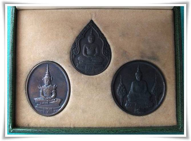 พระแก้วมรกต "พระราชศรัทธา" ครบชุด กล่องเดิมๆ ปี2525 ครับ