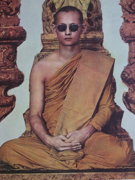 ภาพพิมพ์หิน (กระดาษ) ในหลวงทรงผนวช พ.ศ. 2508 เก่าหายาก Made in Japan ขนาด 10x13 นิ้ว