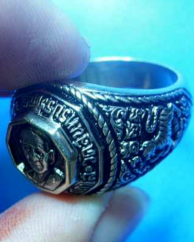 แหวนหลวงปู่แขกรุ่นเจริญพรเนื้อทองขาวสร้าง599วงเก็บก่อนแพงครับ