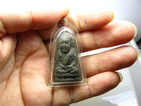 หลวงปู่ทวดเนื้อว่านเก่าพร้อมเลี่ยมไม่ทราบวัดครับ 100 ฿ รวมส่ง