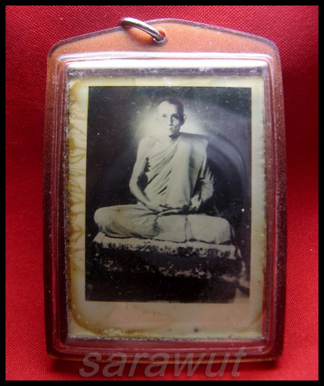 รูปพระเกจิหลังปั๊มยันต์สิงห์ไม่ทราบที่ เคาะเดียว