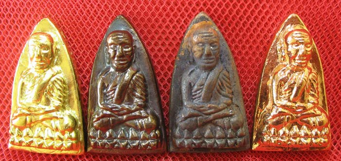 หลวงปู่ทวด พิมพ์เตารีดใหญ่ 4 องค์ เนื้อเปียกทอง เนื้อผิวไฟ เนื้อสตางค์เเดง เนื้อนวะ วัดในหาน