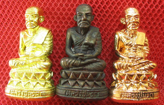 หลวงปู่ทวด พิมพ์บัวรอบ 3 องค์ เนื้อเปียกทอง เนื้อนวะ เนื้อสตางค์เเดง วัดในหาน จ.ภูเก็ต 