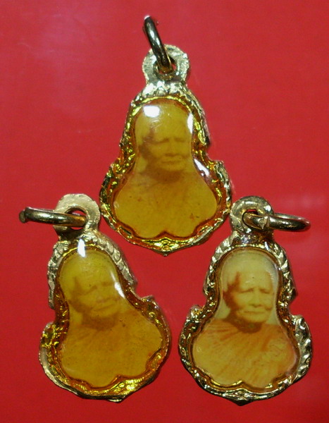 @@.....ล๊อกเก็ต หลวงปู่แหวน 3 องค์ 100 บาท ครับ...!!!.....@@