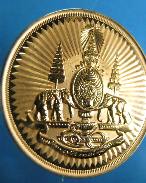 เหรียญที่ระลึกครองราชย์ 50ปี ทองแดงขัดเงาสวย