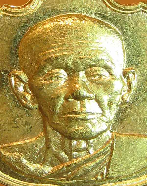 เหรียญทองคำหน้าวัวหลวงพ่อผลอายุ77ปีวัดดักคะนน ชัยนาท