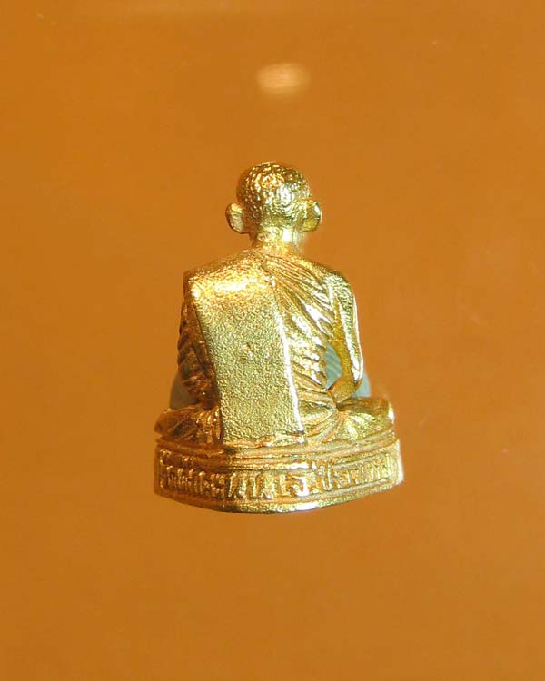 พระหล่อ เนื้อทองคำ รูปเหมือนหลวงพ่อผล วัดดักคะนน ชัยนาท