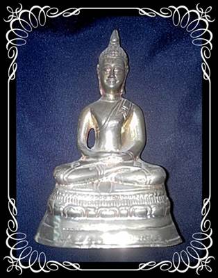 พระบูชาเนื้อทองเหลือง ไม่ทราบที่ ฐานกว้าง 4.5 นิ้ว สูง 7 นิ้ว ครับ // วัดใจเริ่มที่ 300 ครับ