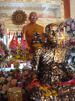 เหรียญแทงคอหมู รุ่น 2 หลวงพ่อผัน วัดราษฎร์เจริญ ( 8R ) สระบุรี ปี ๒๕๓๒ 4