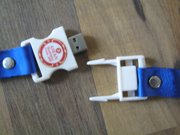 สร้องคล้องบัตร แถมFlash drive2Gig
