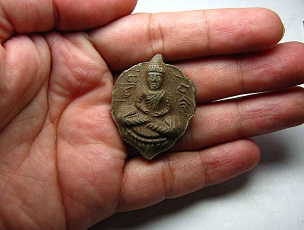 พระเนื้อผงเก่าๆ ไม่ทราบที่ หลังมียันต์ เริ่ม 50 ฿ รวมส่ง