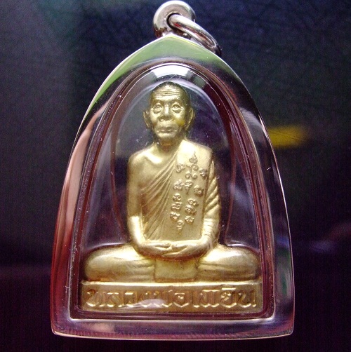 รูปเหมือนปั๊มเข่ากว้างหลังเต็ม หลวงพ่อเพี้ยน วัดเกริ่นกฐิน รุ่นไตรมาส ปี53