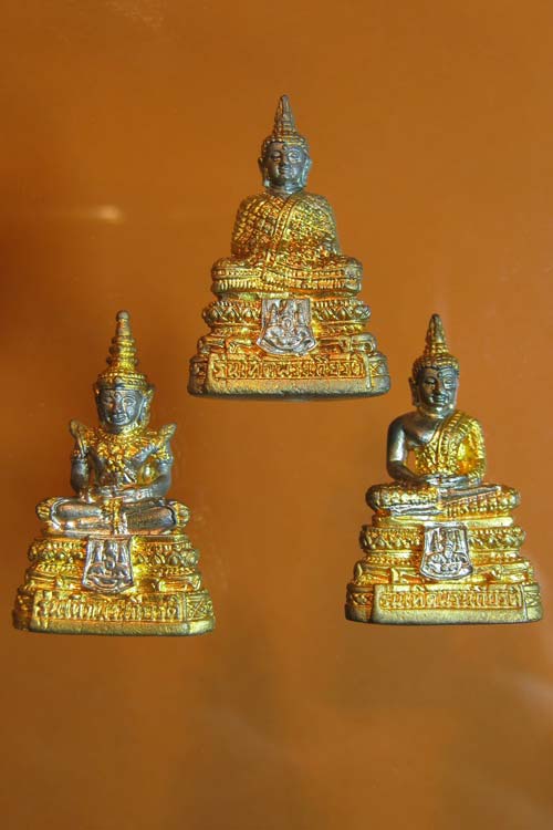 พระแก้วมรกตเนื้อ2 กษัตริย์ รุ่นเทอดพระเกียรติวันเสาร์5 ปี2540 ณ.วัดพระศรีรัตนศาสดาราม กรุงเทพฯ