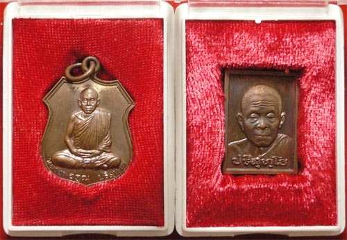 หลวงพ่อคูณ มาเป็น คู่ พร้อมกล่อง รุ่น อนุรักษ์ชาติ เคาะเดียวเเดง ชุด 6