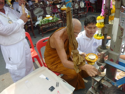 รุ่นปางปาฏิหารย์ คุ้มครองดวงชะตา ผู้ศรัทธา เนื้อ 3 เค กายดำ