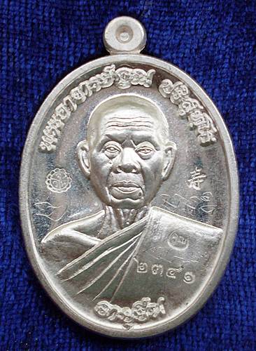 เหรียญอายุยืนครึ่งองค์ เนื้อเงิน โค๊ด-จาร หน้าหลัง ครบสูตร รุ่นสุดท้าย "หลวงพ่อคูณ"