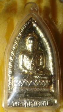 พระเนื้อดินพิมพ์กลางปิดทองเดิม เลี่ยมพลาสติกเดิมจากวัด ปี 2505 หลวงพ่อขอม วัดไผ่โรงวัว สุพรรณบุรี 