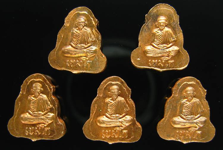 **ทีเดียว 5 องค์ พระปิดตาหลังรูปเหมือน หลวงพ่อเกษม เขมโก เืนื้อทองแดง สวยๆ เคาะเดียวแดง**WN81